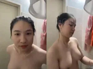 Gái vú bự, vừa call với em gái vừa tắm