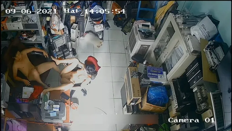 Người vợ chồng yêu trả bài nhau trong của cu máy tính