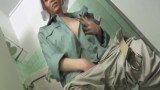 đang đi WC thì bị hiếp dâm